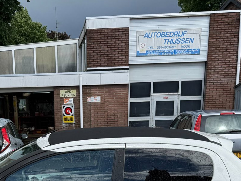 De werkplaats aan de Rijksweg met het bord van het APK-keuringsstation en het BOVAG-bord